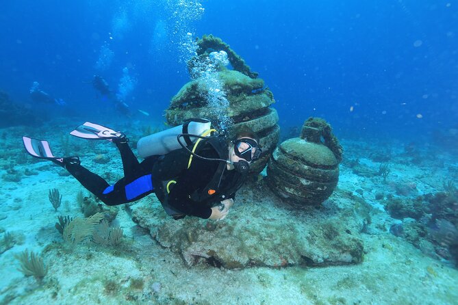 2 Tanks Dives Cancun Underwater Museum for Certified Divers - A small boat group changes the experience