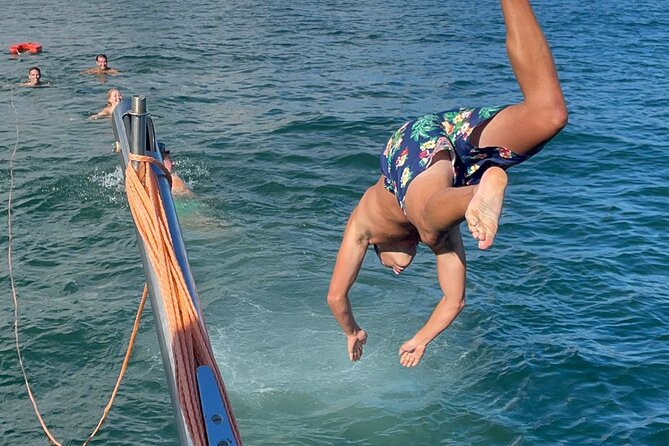 4 Hours Private Tour with Dives in Catamaran in Lisbon - Returning past the Oeiras beaches