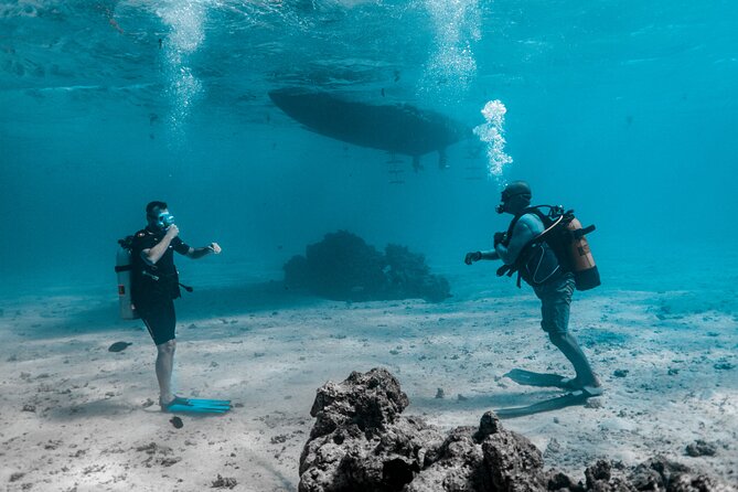 Baptism diving in the turquoise waters of Tahiti - The feeling of weightlessness below the surface
