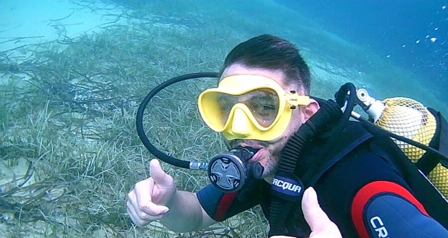 Brindisi: Underwater scuba diving - Getting fitted with the full equipment