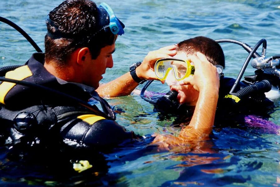 Calvi/Lumio : Introductory scuba dive with an instructor - Getting ready for your first underwater session