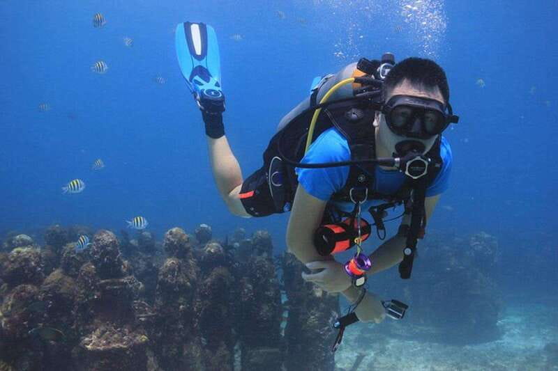 Cancun: Dive Underwater Museum & Manchones Reef - First stop: the sculptures beneath the sea