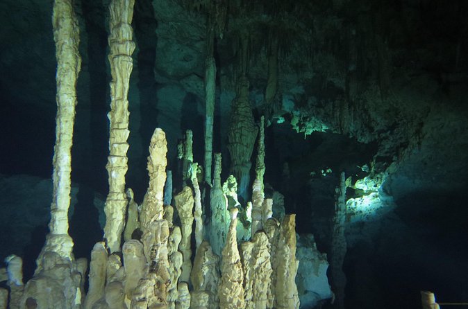 Cenote diving Dream Gate - Dream Gate Upstream: close views of fragile stone