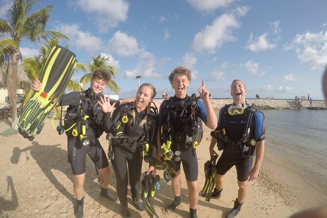 Discover Diving in Curaçao with Transportation Included - What makes the small group useful