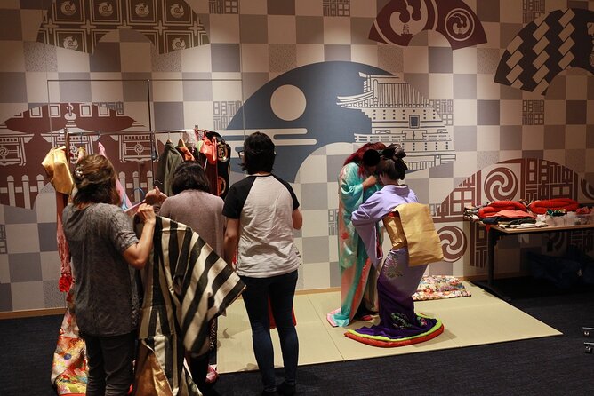 EDOCCO Tea House–A Quick Dive into Japanese Traditional Culture - Shodo: writing a character with a brush