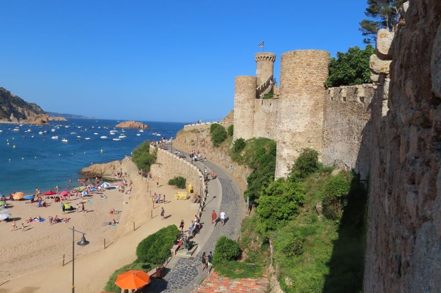 From Barcelona: Tossa de Mar Scuba Diving and 3-Course Meal - Lunch with paella and a beach view