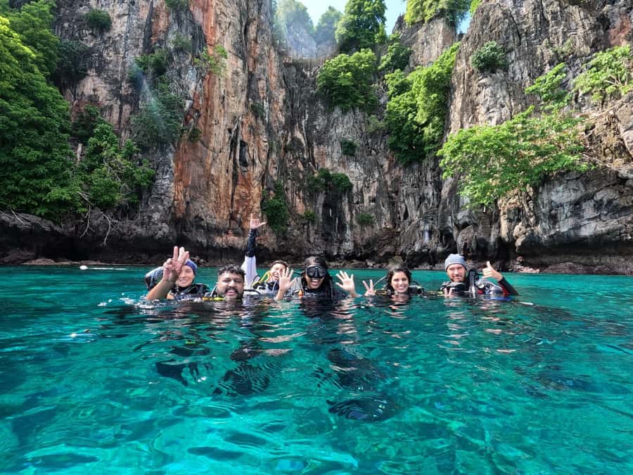 From Phi Phi: Beginner Scuba Diving Day Trip with 2 Dives - What the first one-hour session feels like