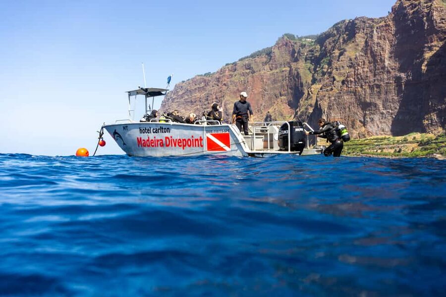 Funchal: Wreck dive F488 Frigate - certified divers - The briefing sets the tone