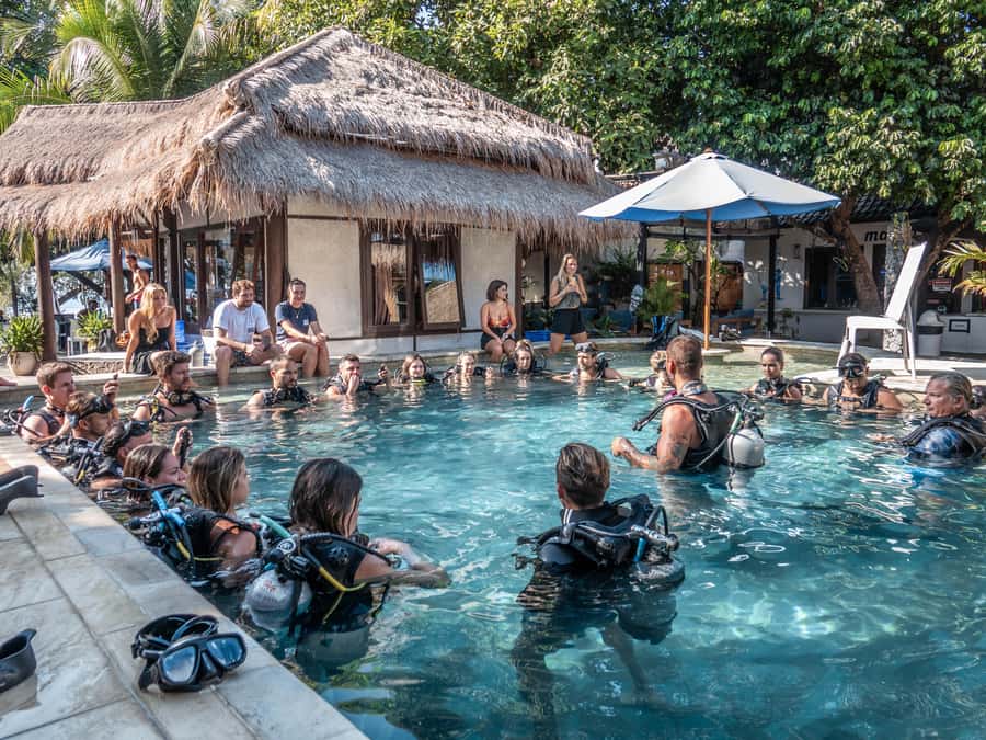 Gili Trawangan : Discovery Scuba Diving - The safety briefing and medical check