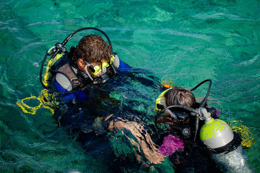 Hurghada: Full-Day Scuba Diving Tour with 2 Sites and Lunch - Lunch on deck and the slower middle of the day