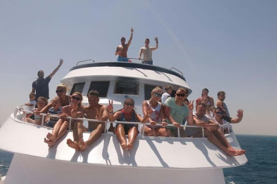Hurghada: Full-Day Scuba Diving Tour with 2 Sites and Lunch - Guides who shape the experience