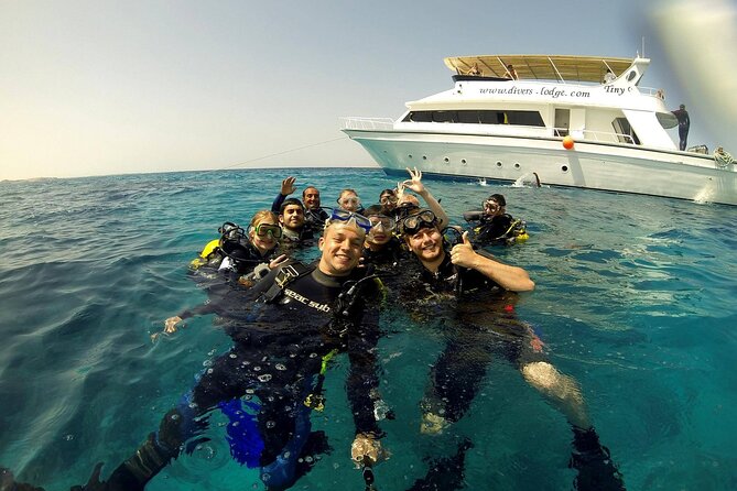Intro and Professional Scuba Diving Cruise with Lunch in Hurghada - Two beginner sessions at a controlled depth