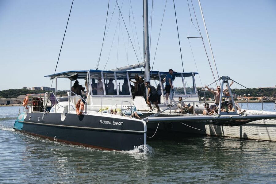 Lisbon: Catamaran Boat Party with Music, Open Bar & Dives - Key points to know before booking