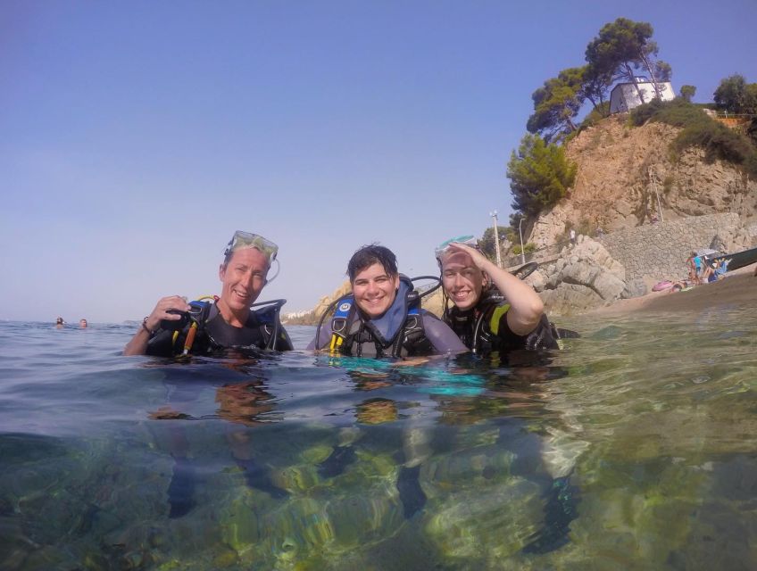 Lloret de Mar: Scuba Diving Experience no License Required - Practicing in a pool-like bay
