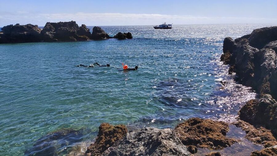 Puerto del Carmen: Snorkeling Trip with Dive Instructor - Cookies, water, and a sea-view pause