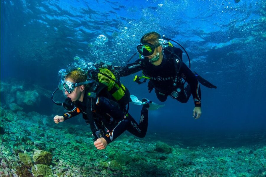 Santa Cruz de Tenerife: Beginner's Diving & Introduction - Entering the water beside the dive center