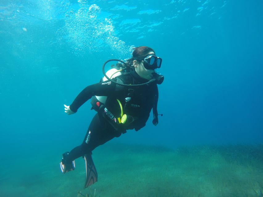Santorini: Scuba Diving Experience in Caldera for Beginners - Entering the volcanic caldera