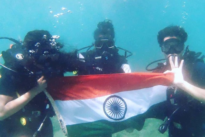Scuba Diving at Unawatuna - The first lesson: learning what to do underwater