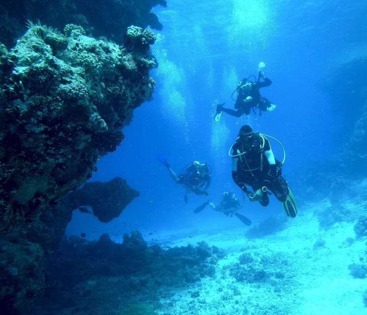 Scuba diving for beginners in crystal clear sea of Halkidiki - The instructors and the beginner experience