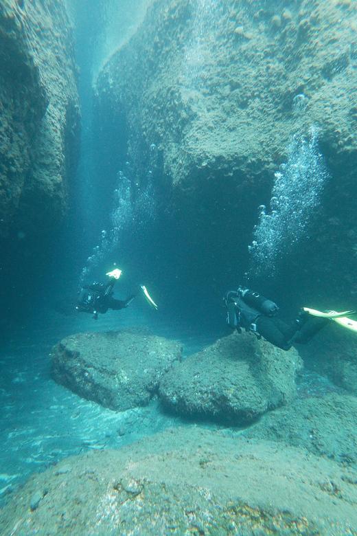 Scuba Diving in the Volcanic Caldera/shorelines of Santorini - My verdict: a strong choice for certified scuba users