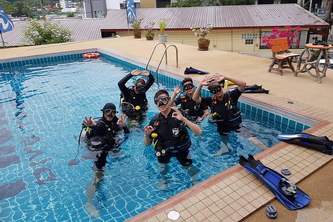 Scuba diving Pool lesson for beginners (1 hour ) - The instructors and the beginner experience
