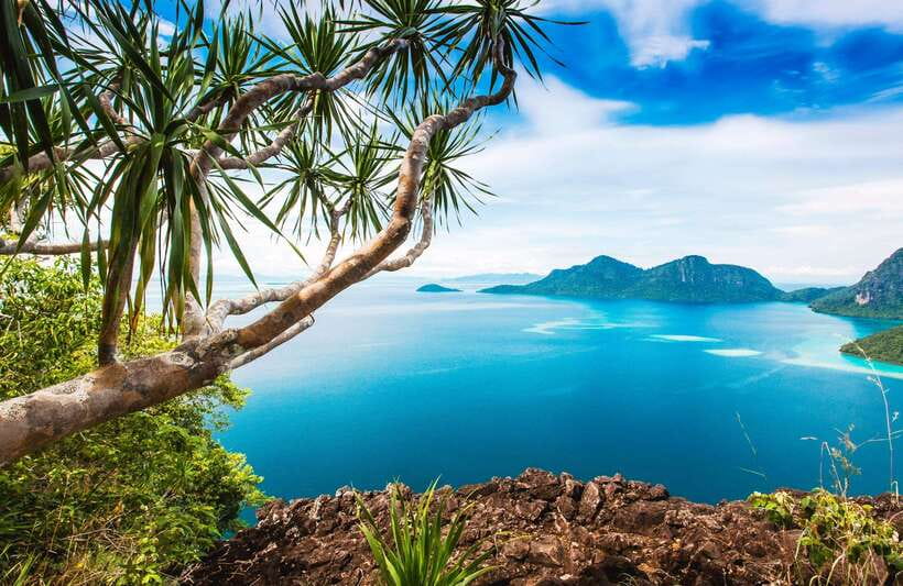 Semporna: Bohey 3 Islands Hike, Snorkel/Dive Tour with Lunch - Bohey Dulang: a short climb with a big payoff