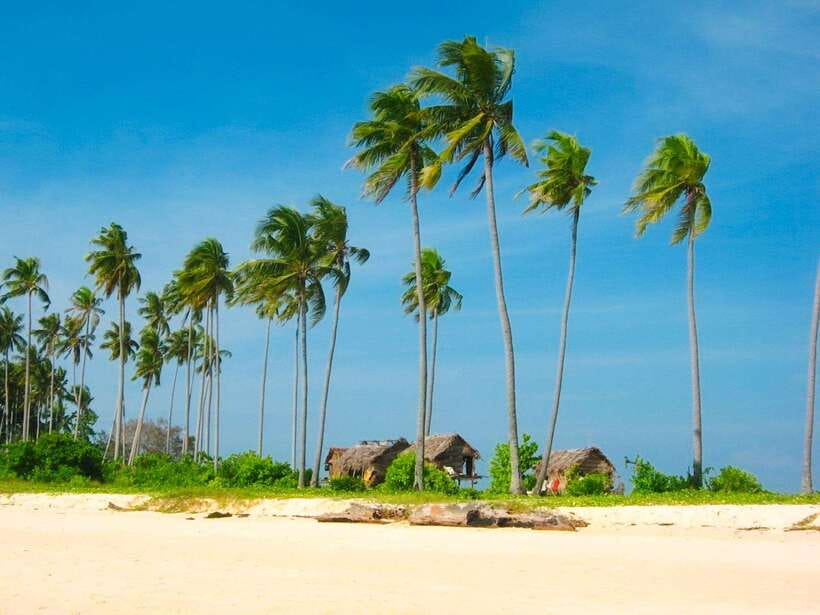 Semporna: Bohey 3 Islands Hike, Snorkel/Dive Tour with Lunch - Lunch on a secluded island