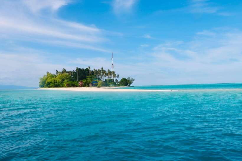 Semporna: Explore 3 Islands Tour Snorkel or Dive & Lunch - Setting out from Semporna for a full day at sea
