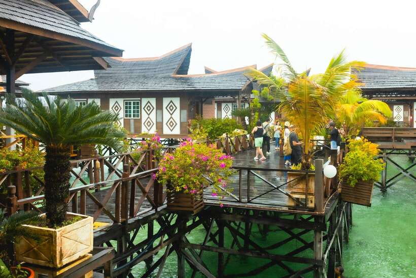 Semporna: Mabul and Kapalai Trip in Snorkel or Dive & Lunch - Guides, safety, and equipment