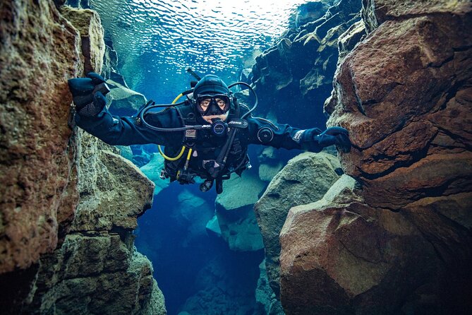 Silfra: Diving Between Tectonic Plates - Meet on Location - Silfra’s crack between two continents