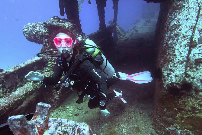 Waikiki Two Tank Guided Scuba Diving Adventure: Certified Diver - The Guide’s Role Underwater